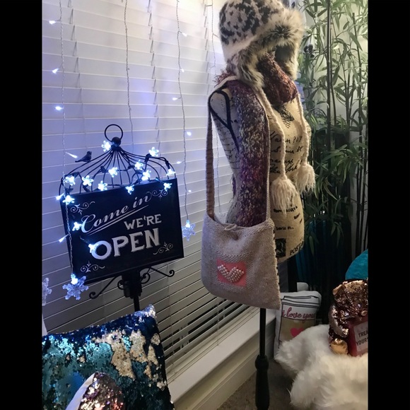 Unique bag and accessories (Hat, scarve, & purse) - Picture 12 of 12